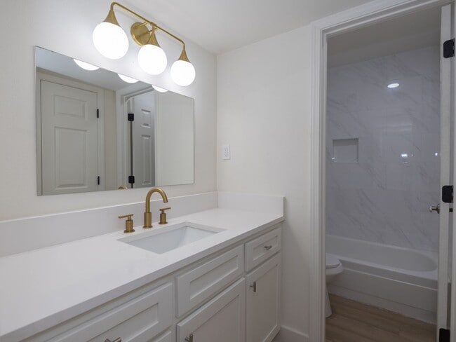 Building Photo - RENOVATED - 2BR/1BA FOR RENT