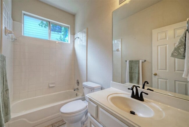 Building Photo - 2616 Henley Dr