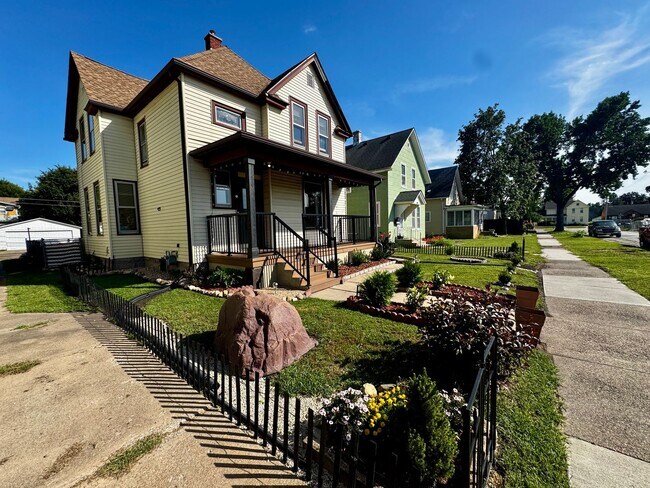 Building Photo - 1422 11th St