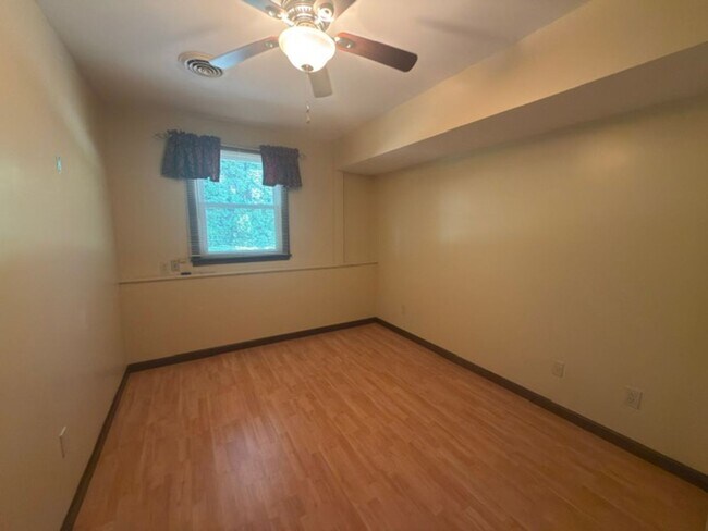 Building Photo - 104 W McHenry St
