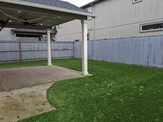 Building Photo - Beautiful 3 Bedroom, 2.5-Bath Home With Op...