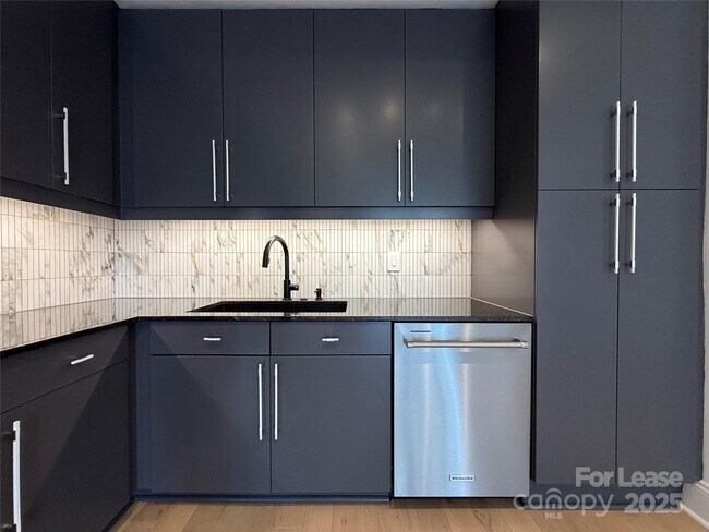 Building Photo - 4625 Piedmont Row Dr