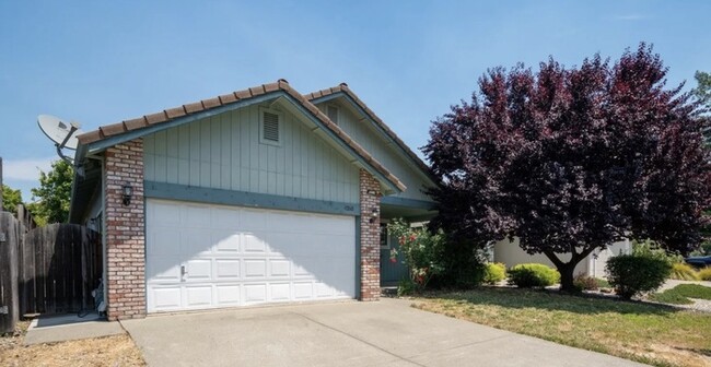 Building Photo - Single-story home with nice yard