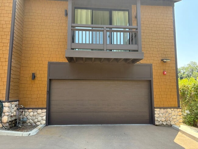 Building Photo - Luxury 3+3 Townhome in prestigious Crescen...