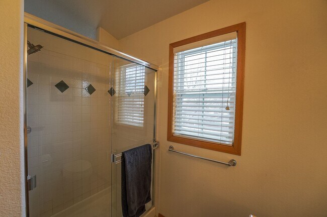 Building Photo - Spacious 3 bed, 2.5 bath Townhome in Ridgewood Hills!