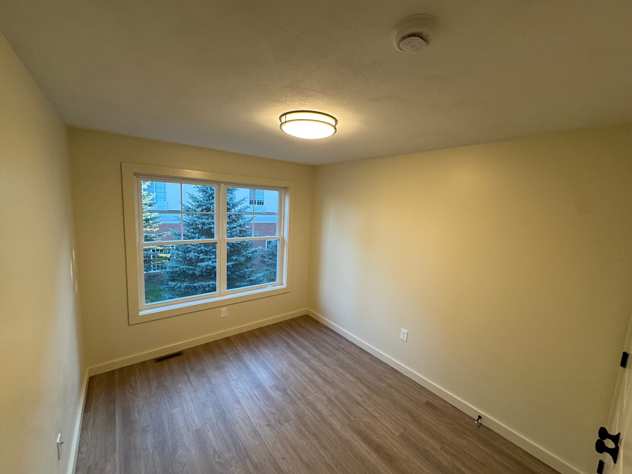 Building Photo - 6 Locust Ave