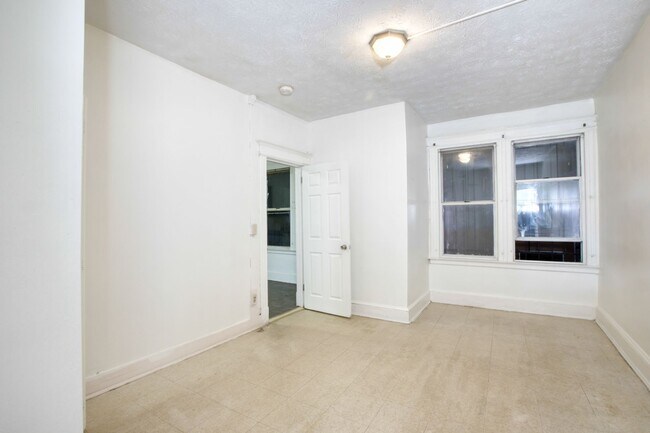 Building Photo - 2 bedroom 1 bath available ASAP