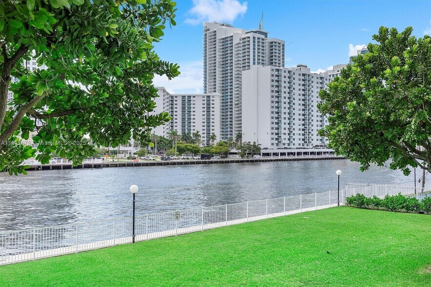 Building Photo - 1000 Parkview Dr