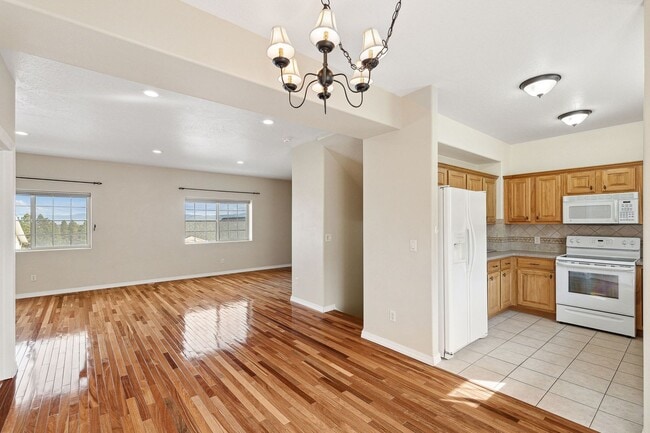 Building Photo - Spacious Sun-filled 3 bed 2.5 Bath Townhouse