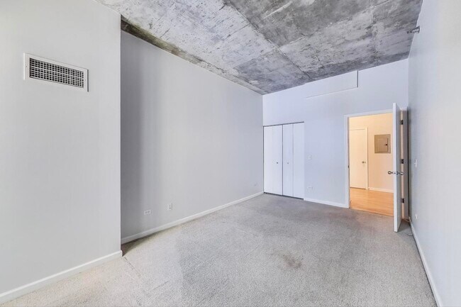 Building Photo - 1122 W Catalpa Ave
