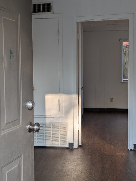 Building Photo - 104 Holland St