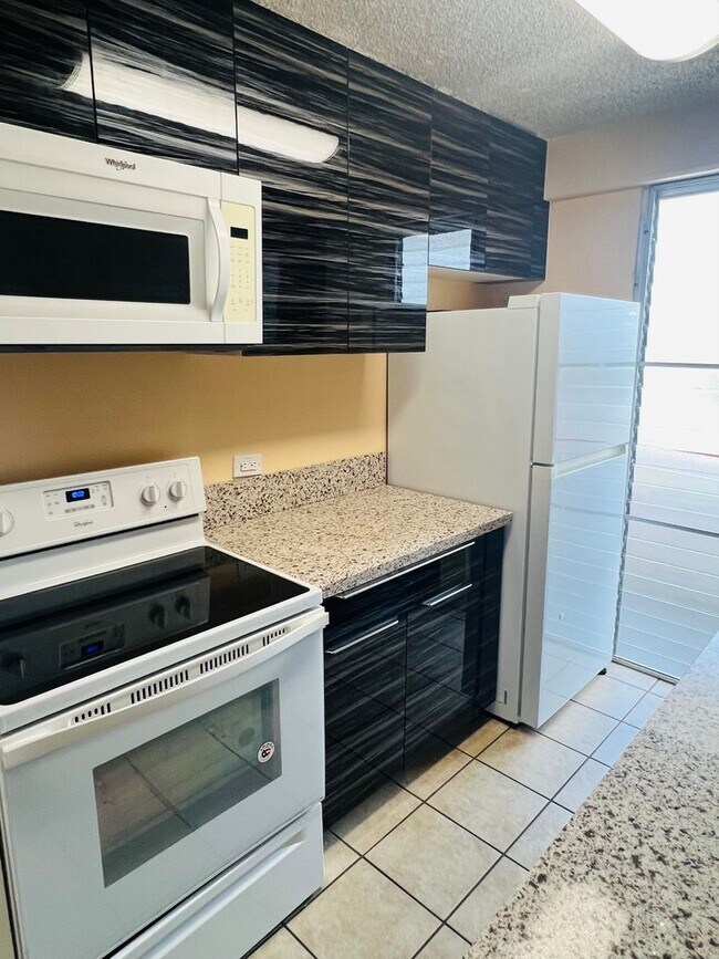 Building Photo - Beautifully Updated 1BR Condo Minutes from Waikiki/Ala Moana