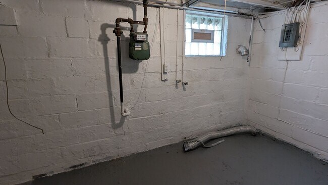 Building Photo - A charming 3-bedroom, 1.5-bathroom home located in the vibrant city of Akron