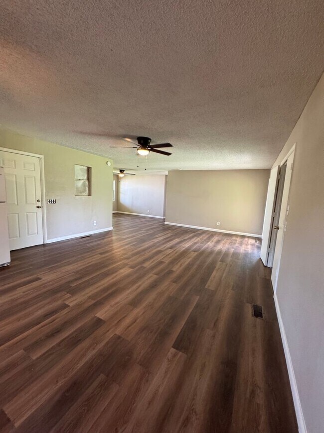 Building Photo - MOVE IN SPECIAL CALL NOW