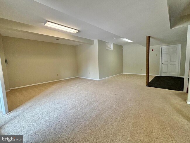Building Photo - 498 Dean Dr
