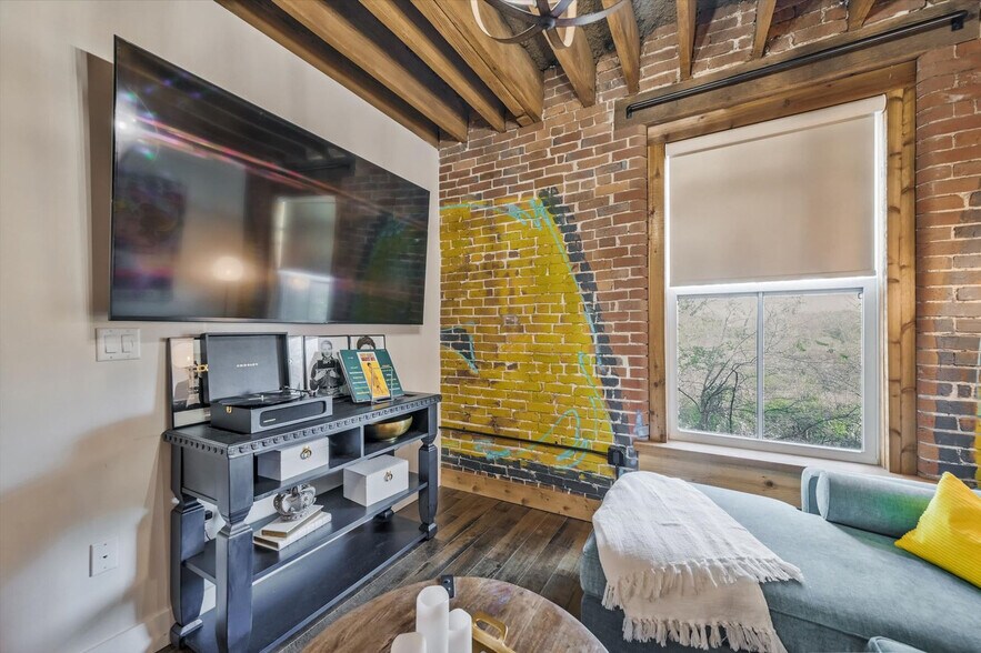 Building Photo - 610 21st Ave N