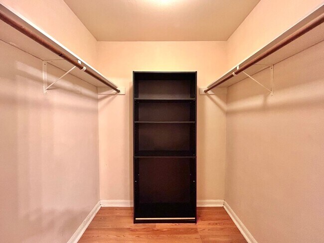 Building Photo - Charming 1/BR 1/BA + Den in a Private, Pea...