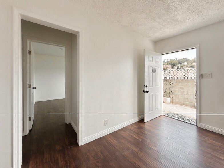 Entrance - 3552 Whiteside St