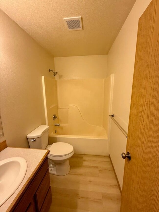 Building Photo - Charming 3 Bed, 1.5 Bath Unit in the Heart...