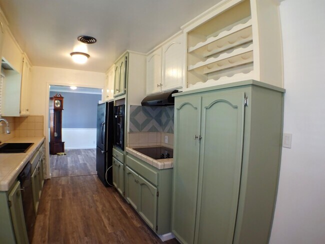 Building Photo - 708 Douglas Ln