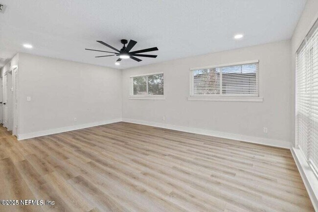 Building Photo - 10856 Hawaii Dr S