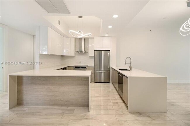 Building Photo - 14951 Royal Oaks Ln