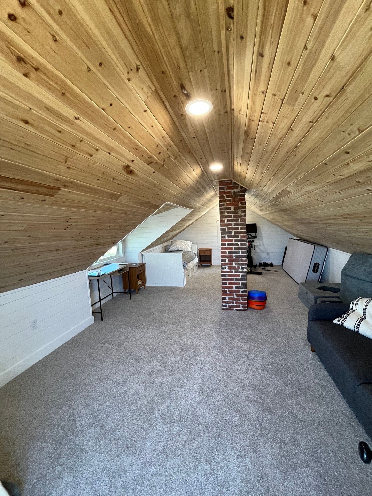 Building Photo - 202 E Rosebud Ave