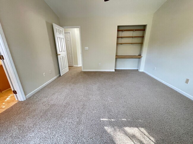 Building Photo - Beautiful, updated 3br 2.5 ba home with garage, fenced-yard in Home Valley Farms Now Available!