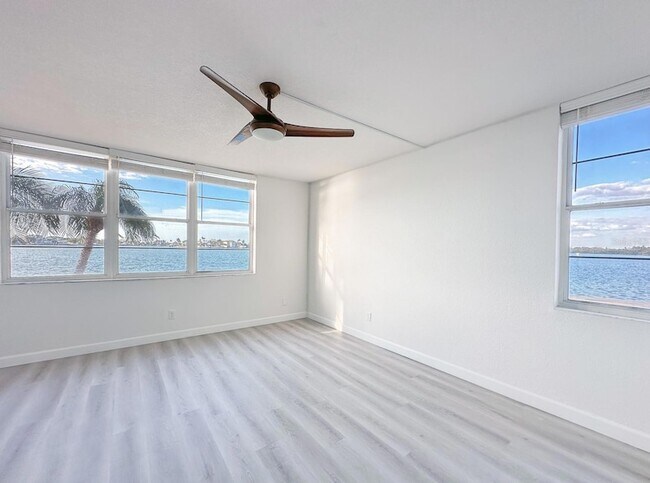 Building Photo - 7910 Sun Island Dr S