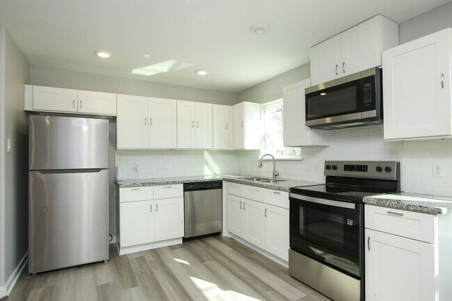 Building Photo - For Lease-Housing Vouchers Accepted | 3 Bed, 2 Bath | 1,150 Sq Ft | Warwick Place |