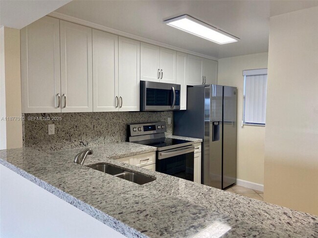 Building Photo - 8881 Fontainebleau Blvd