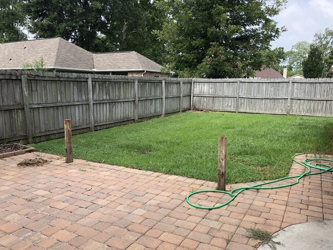 Building Photo - 3 br 2 ba house near park on Dead-end stre...