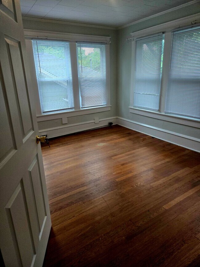 Building Photo - 5 bedroom rental minutes from UNCG