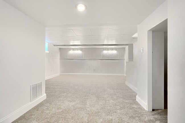 Building Photo - 1421 Hopewell Ave