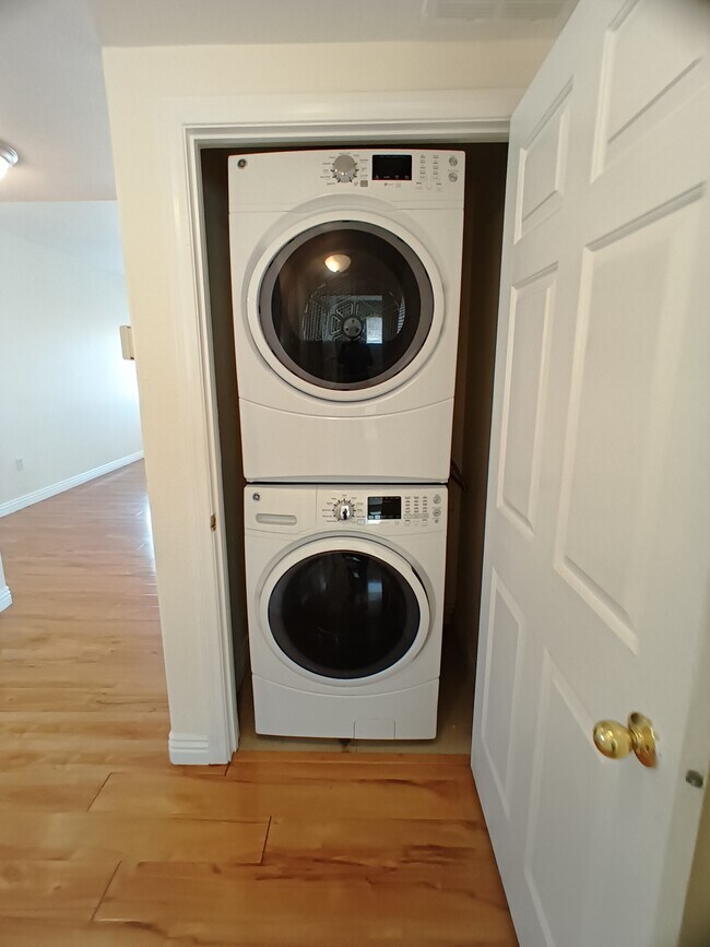 Building Photo - 855 N Stephanie St