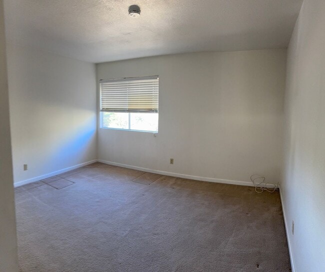 Building Photo - 2 bedroom, 1.5 baths, Boulder Hills condo