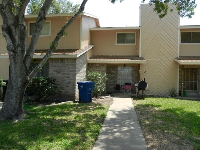 Building Photo - Nice Southside townhome with garage across...