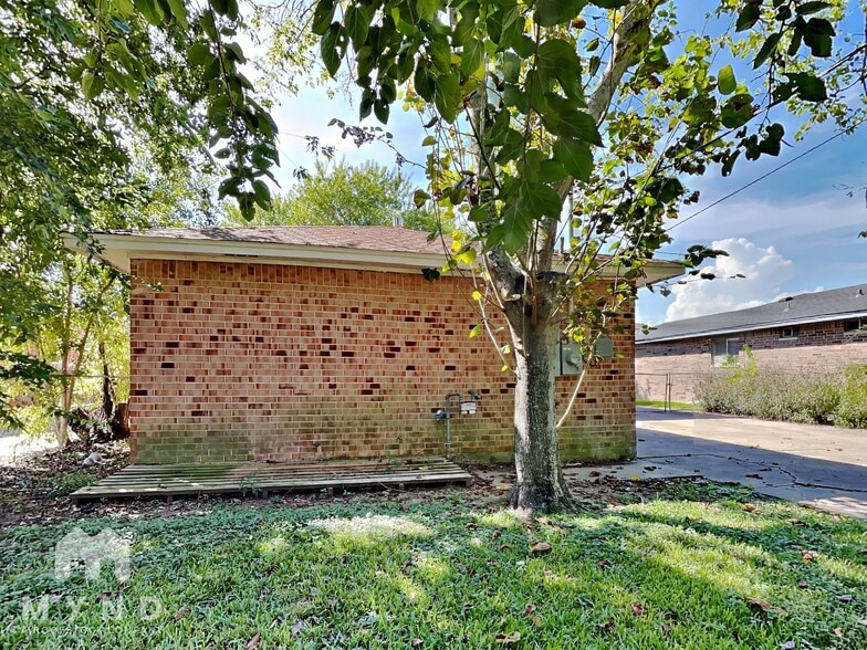 Building Photo - 4809 Cedar St