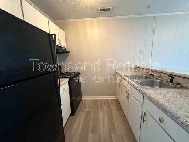 Building Photo - 5850 Century Oaks Dr