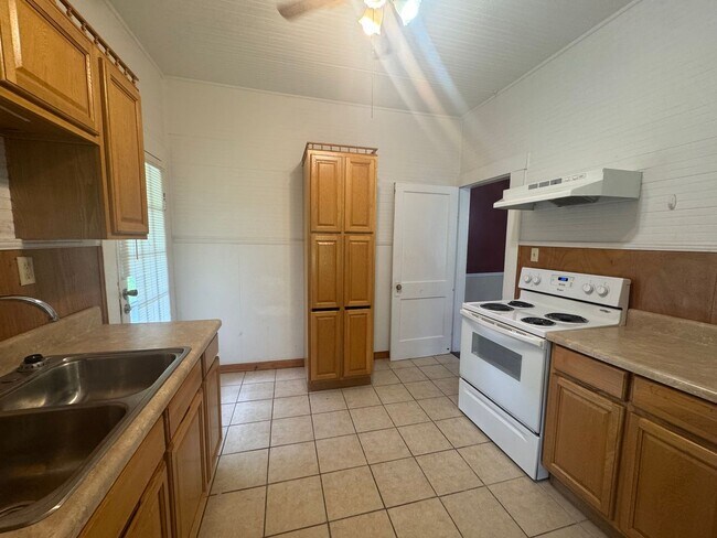 Building Photo - Spacious 3 bedroom