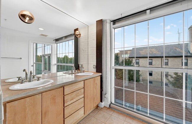 Building Photo - Stunning 3 bedroom Loft