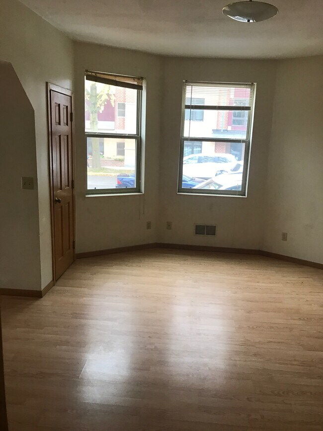 Building Photo - 934 W Dayton St