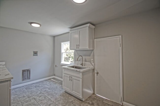 Building Photo - Incredibly Charming & Bright 3BR2BA Home w...
