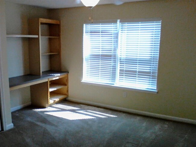 Building Photo - 3 bed 3 bath apartment near Clemson Univer...