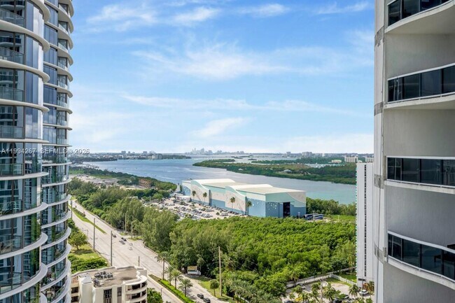 Building Photo - 15811 Collins Ave