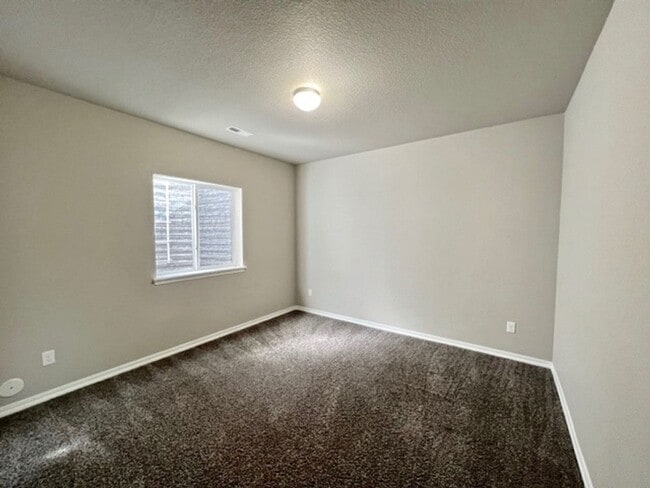 Building Photo - 5 Bedroom Home Close to Downtown Monument!!