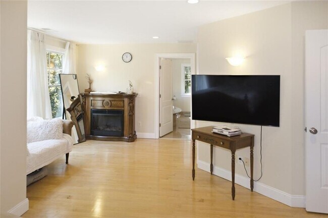Building Photo - 37 Seabury Dr