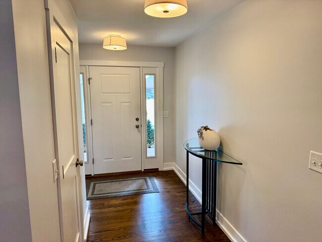Building Photo - 628 Krpan Ct