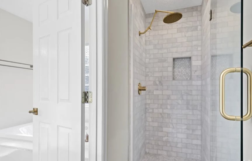 Master bedroom ensuite bathroom - 198 Harbour Ln