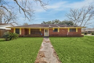 Building Photo - 2101 Belvedere Dr